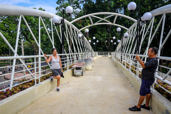 Cầu bộ hành hơn 11 tỷ đồng trong công viên lớn nhất TP HCM